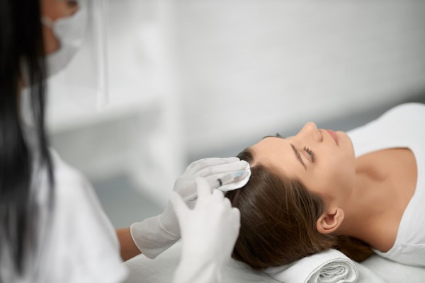 mujer tumbada en una camilla recibiendo un tratamiento de mesoterapia