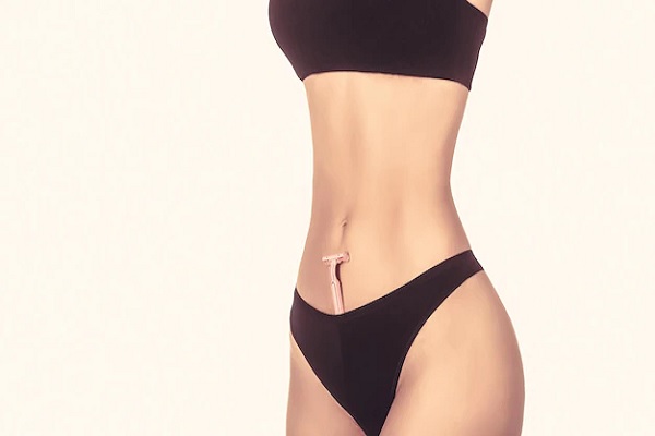recuperar el pelo del pubis - imagen de la parte media del cuerpo de una mujer con ropa interior negra donde una maquinilla para depilar sale de su tanga