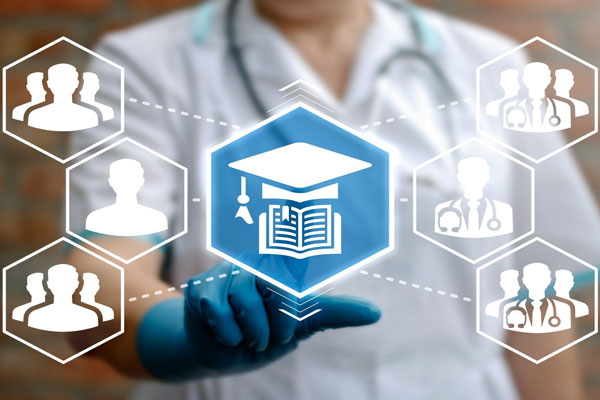 Profesional de la salud ofrece una muestra de las credenciales que avalan la calidad de su preparación 