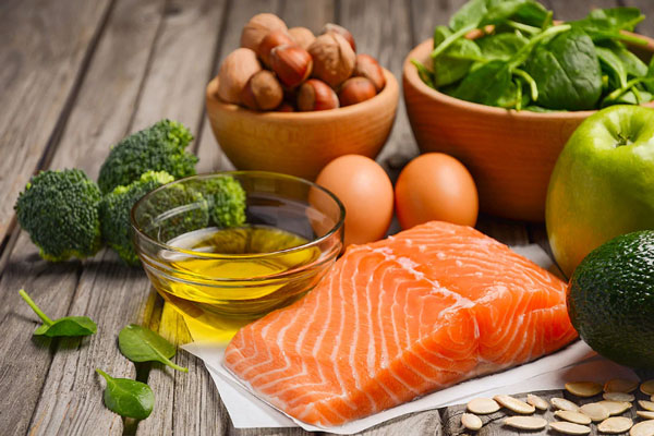 Salmón, huevos, brócoli, aceite de oliva, aguacate y espinacas como parte de los alimentos más ricos en ácidos grasos y en omega-3