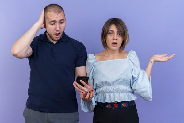 Alopecia juvenil - Pareja con problemas de alopecia busca información en internet para mejorar su salud capilar