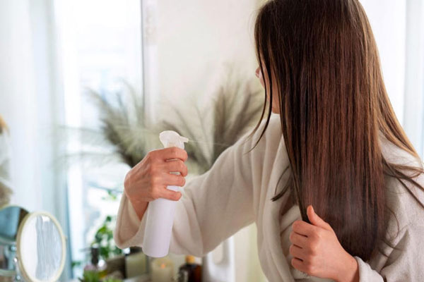 Vinagre de manzana - Joven aplica tónico capilar fermentado para estimular el crecimiento del cabello de manera natural 