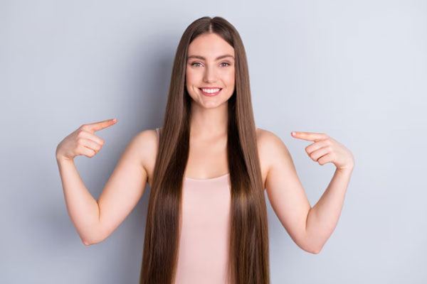Vinagre de manzana - Mujer se muestra visiblemente feliz con la abundancia y el largo de su melena 