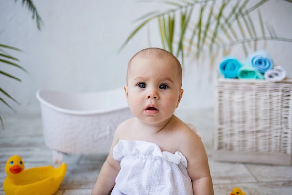 Alopecia en niños - Niño posando frente a la cámara en una etapa donde su cabello se encuentra en crecimiento