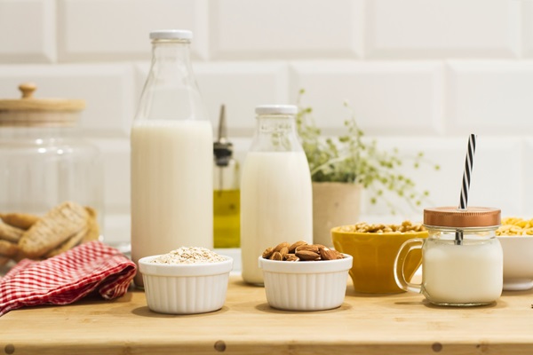 Cabello sano desde adentro - Imagen con recipientes de leche y diversos cereales, los cuales son una buena fuente de vitamina B