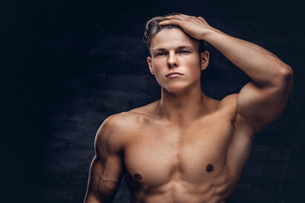Cabello sano desde adentro - Hombre tocando su cabello hidratado y sano, gracias a una alimentación balanceada en vitaminas y minerales