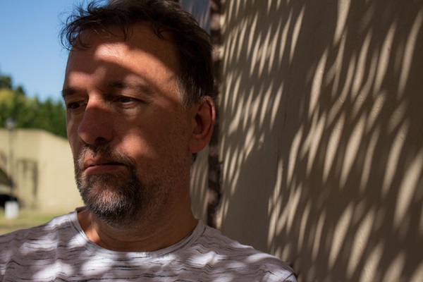 Recomendaciones tras trasplante capilar - Hombre evitando la exposición directa al sol, lo cual es perjudicial en la recuperación del implante capilar