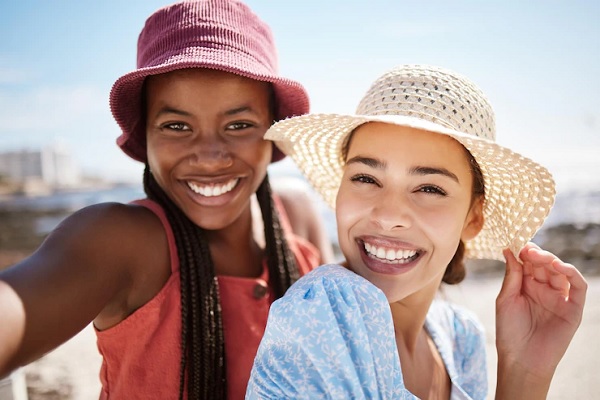 Mujeres utilizando sombreros para proteger su pelo y cuero cabelludo de los daños causados por los rayos UV