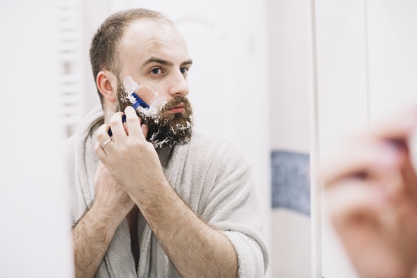 Cuidar la barba - Hombre afeitando su barba, para conseguir un estilo limpio que la haga lucir perfecta