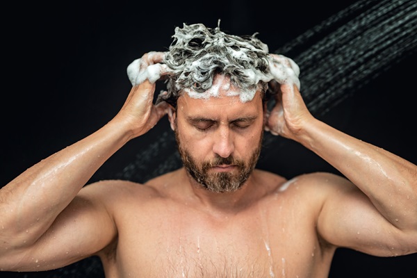 Recomendaciones tras trasplante capilar - Hombre lavando su cabello con mucho cuidado luego del injerto capilar, para no dañar los folículos recién implantados