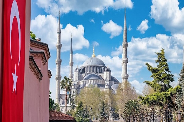 Imagen de una ciudad y bandera de Turquía, uno de los mejores lugares para realizar un implante de cabello