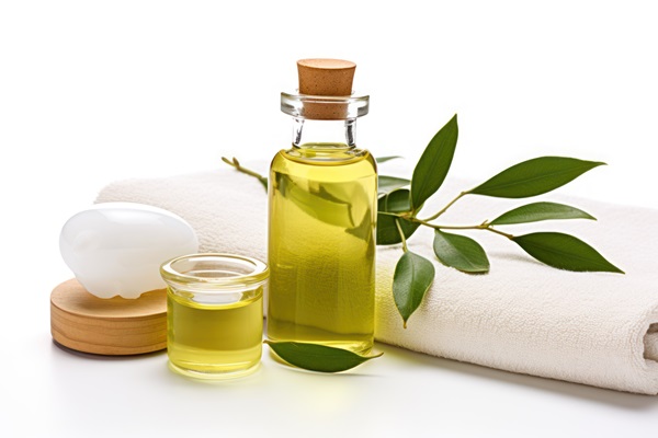 Reparar el cabello dañado - Imagen de un recipiente con aceite de oliva, el cual se puede mezclar con mayonesa para crear una mascarilla capilar que previene las puntas abiertas