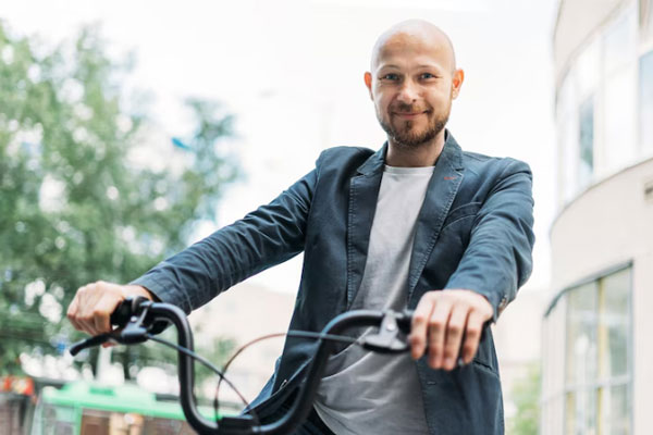 Deportes tras un injerto capilar - Hombre rapado con saco sale a manejar bicicleta por la ciudad