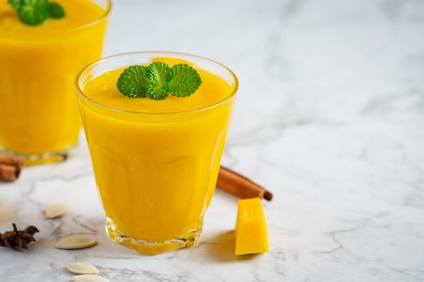 batidos de proteína y calvicie - Vasos de jugo de calabaza con canela sobre una superficie de mármol