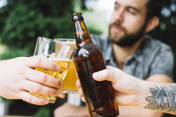 Caída del cabello - Grupo de personas brindando con botella y vasos de cervezas