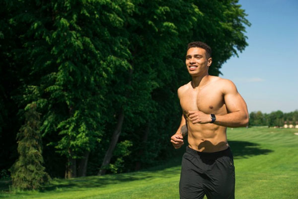 Joven atlético hace ejercicio al aire libre 