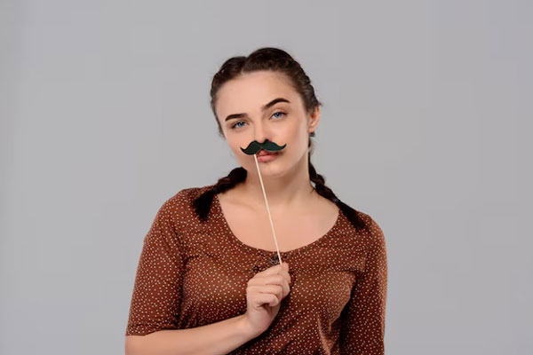Hirsutismo hormonal - Mujer de trenzas de boxeador con mostacho