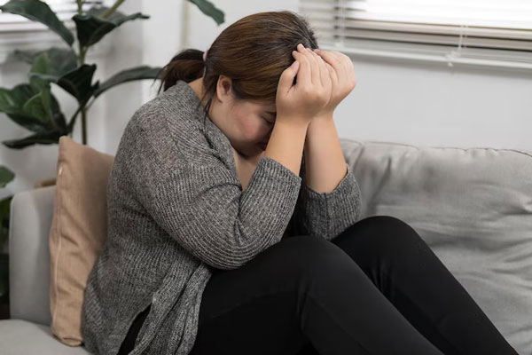Mujer con sobrepeso deprimida y emocionalmente afectada