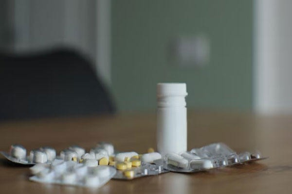 Implante capilar a los 50 - Diversas tabletas de medicamentos y de pastillas en cápsula