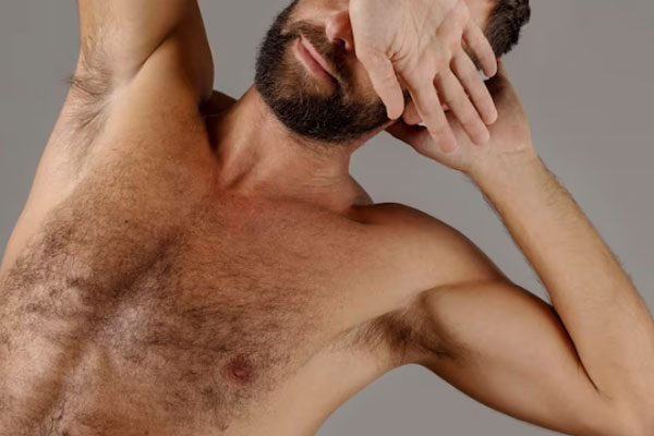 Hipertricosis - Vista parcial del torso de un hombre con barba tapándose la cara
