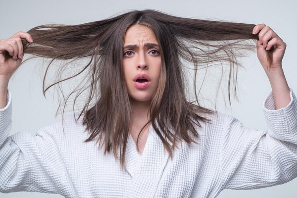 contaminación - mujer estirando su cabello con cara de incredulidad