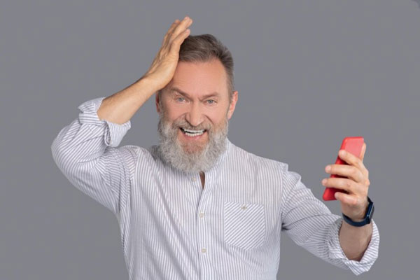 Hombre barbado de 50 años pasa la mano por su cabellera