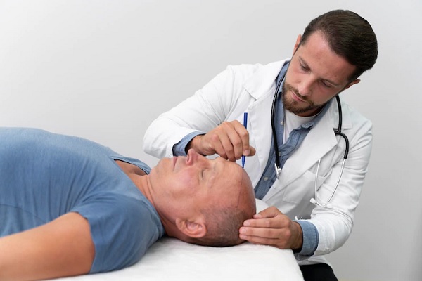 implante capilar a los 50 - Cirujano capilar traza línea de implantación frontal en un paciente con alopecia