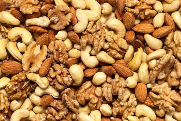 montón de frutos secos pelados