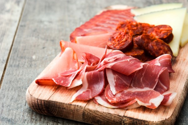 alimentos que causan la caída del cabello - tabla de embutido con jamón ibérico, chorizo, lomo y queso curado