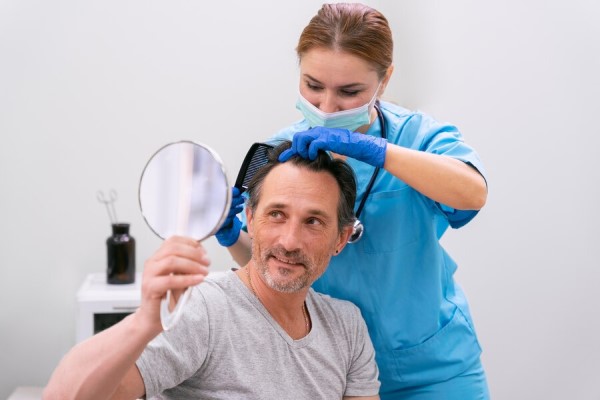 Alopecia Seborreica - hombre en la consulta de la tricóloga para una revisión de su salud capilar