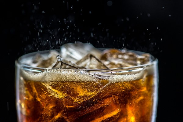 alimentos que causan la caída del cabello - vaso con hielo y refresco de cola