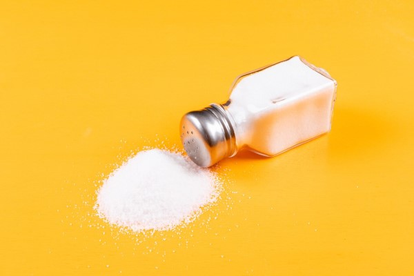 alimentos que causan la caída del cabello - salero volcado con un montón de sal fuera