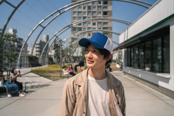 hombre asiático con una gorra para proteger el cabello del sol