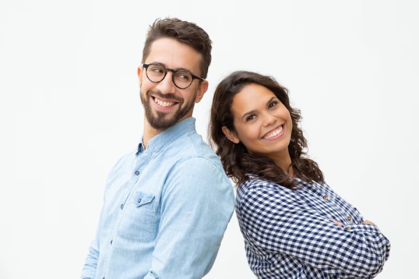  hombre y mujer sonrientes de espaldas el uno con el otro