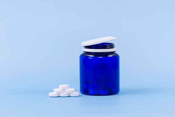 bote de pastillas para tratar problemas capilares