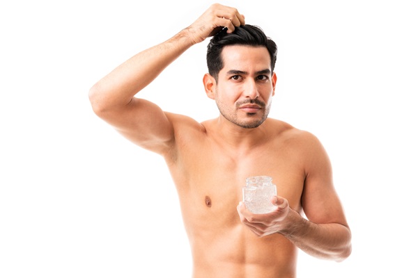 Fijadores de pelo - Hombre joven moldeando su cabello con un producto fijador