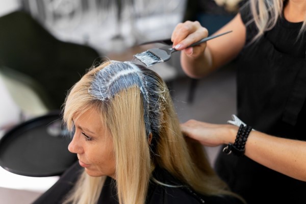 Teñir el cabello con Nutella - mujer en la peluquería sometiéndose a un tratamiento capilar para teñir el cabello