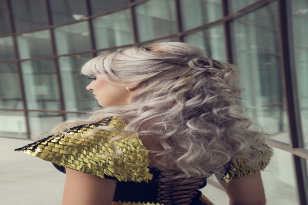 Peinados que debes evitar - mujer vestido con traje de fiesta y un peinado cardado