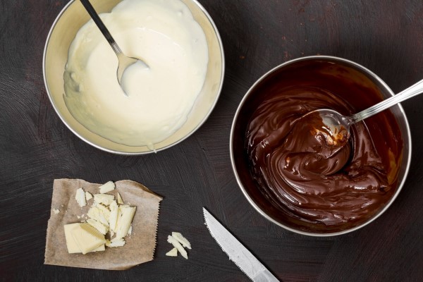 Teñir el cabello con Nutella - dos boles sobre una mesa uno con Nutella y el otro con leche condensada