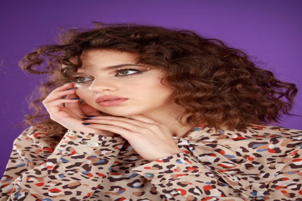 mujer con cara pensativa y un peinado con ondas tipo waffles