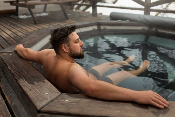 Hombre disfruta de un tratamiento de hidroterapia para relajarse y bajar los niveles de estrés