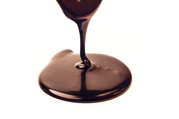 teñir el cabello con Nutella - Crema de cacao cayendo sobre una mesa
