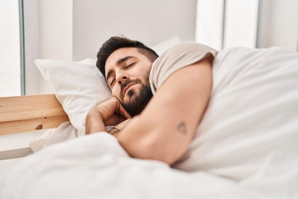 Insomnio afecta el pelo - Hombre aumenta sus horas de sueño para mejorar y preservar su salud capilar