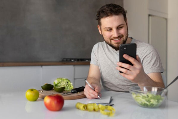 Hombre aumenta la ingesta de frutas y verduras para prevenir el sobrepeso
