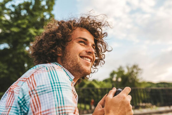 El Pelo - Joven de cabello rizado disfruta de su abundante melena al aire libre