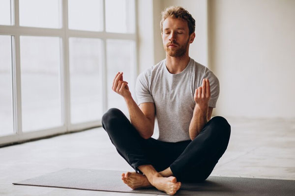 Joven práctica yoga para relajarse y para reequilibrar sus ritmos circadianos