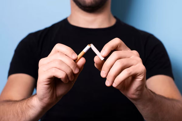Hombre descarta el consumo de cigarrillos para preservar su salud capilar y disfrutar de un buen descanso