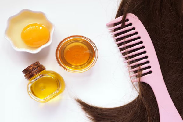 Huevo y miel como ingredientes esenciales para preparar una mascarilla capilar casera para el cabello seco 