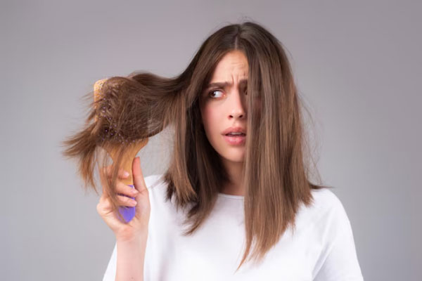 Desenredar el pelo - Joven enfrenta a diversos enredos y problemas para peinarse el cabello con un cepillo de madera 