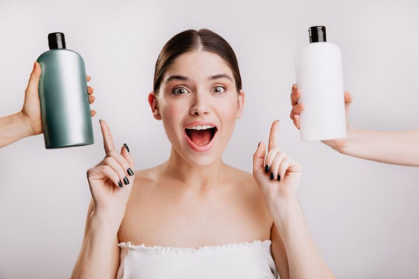 Joven busca y escoge productos capilares especialmente diseñados para el cuidado de su tipo de cabello